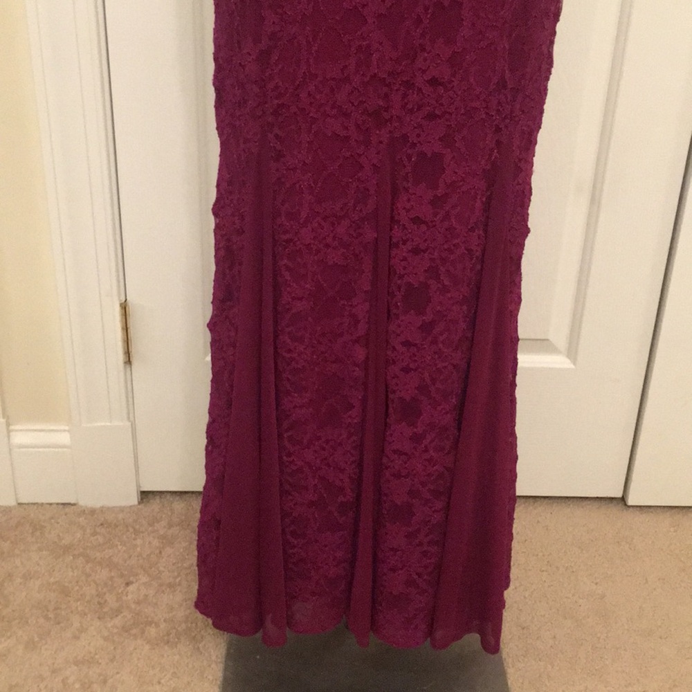 Sangria berry colored lace gown - Picture 3 of 6